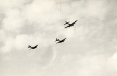 97928 Afbeelding van enkele Amerikaanse B-17 vliegtuigen boven de stad Utrecht, op weg om in het kader van de Operatie ...